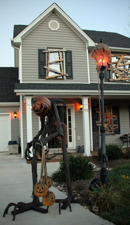 Scary outdoor decorating for Halloween 2015