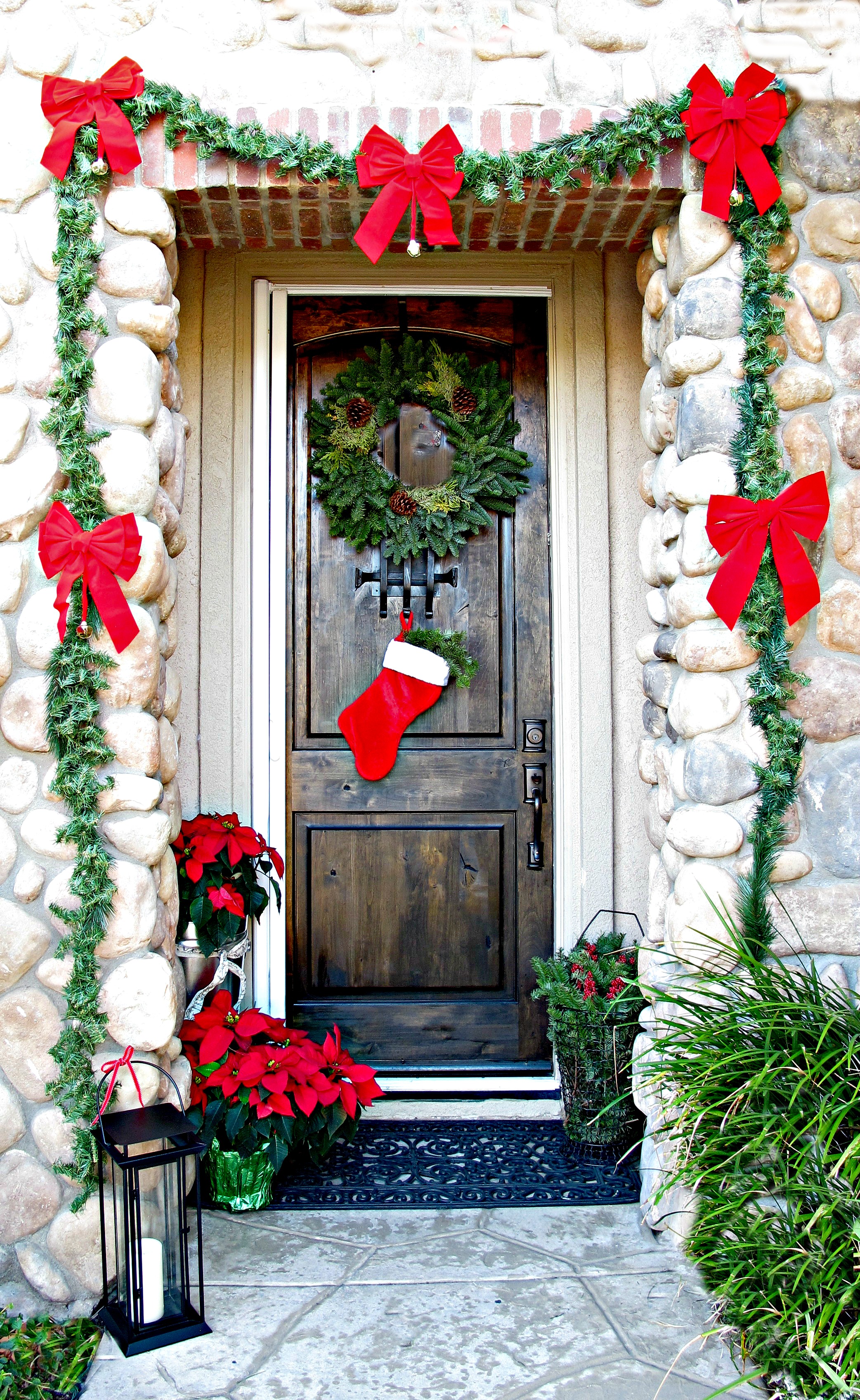 01-gift-wrapped-with-garland-christmas-door-decor-homebnc