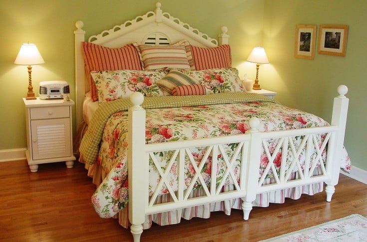 Cozy Springtime Cottage Room