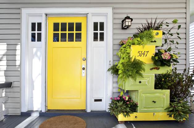 Stack Dresser Drawers to Create a Striking Vertical Garden