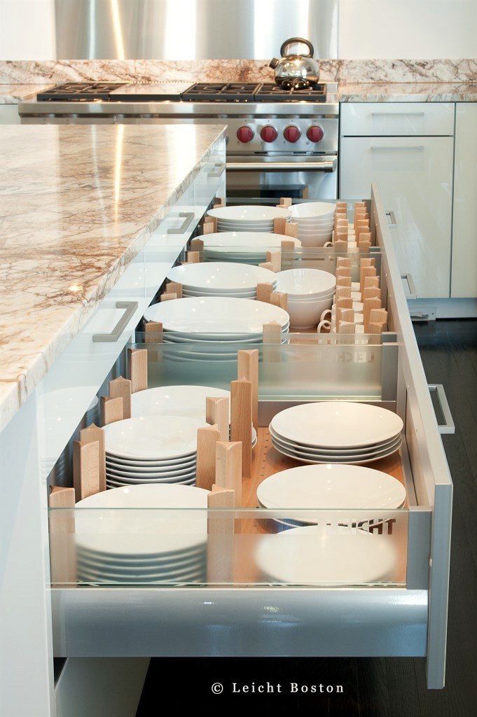 Keep Plates Stacked and Sorted in Divided Drawers