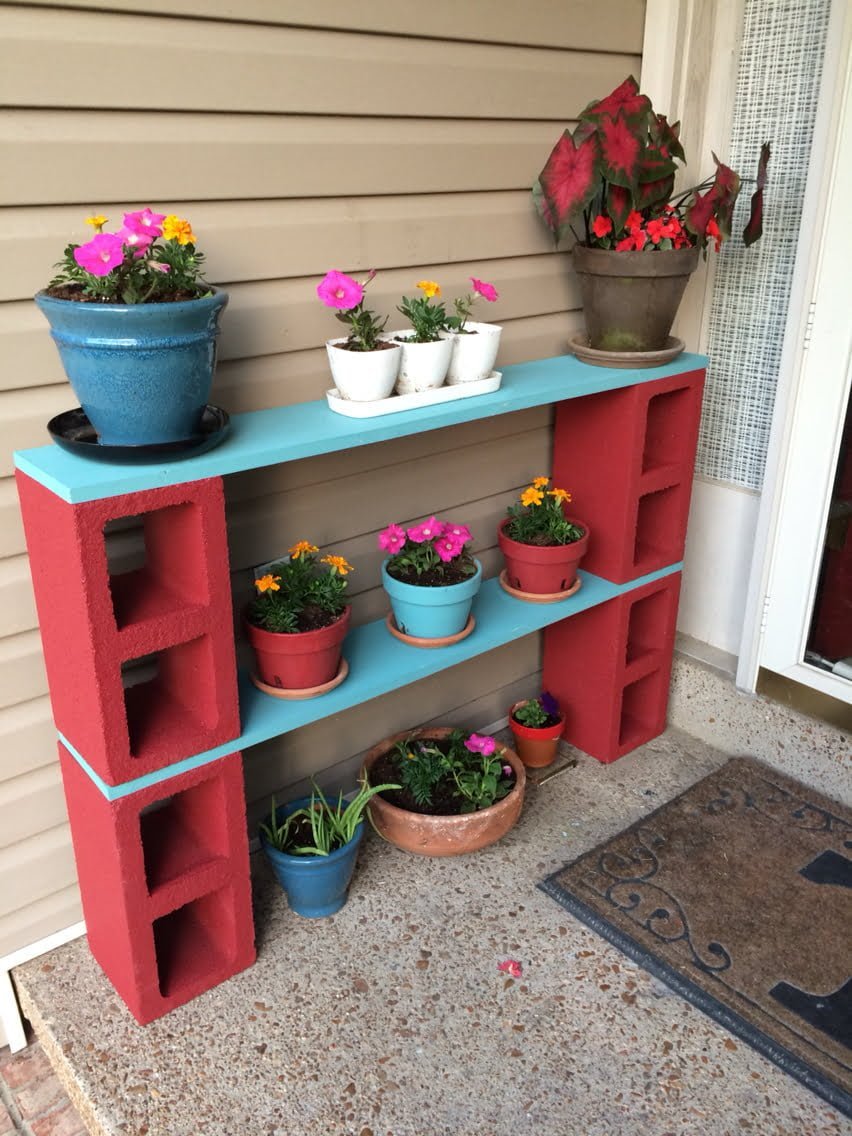 Bright Reds and Blues Make for a Gorgeous Floral Setting