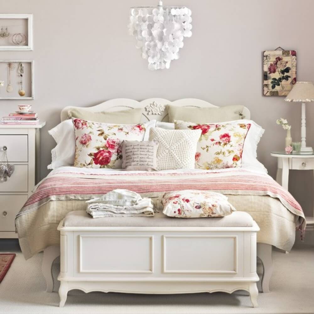 Carved Vintage Bedroom Decoration with Floral Print Pillows