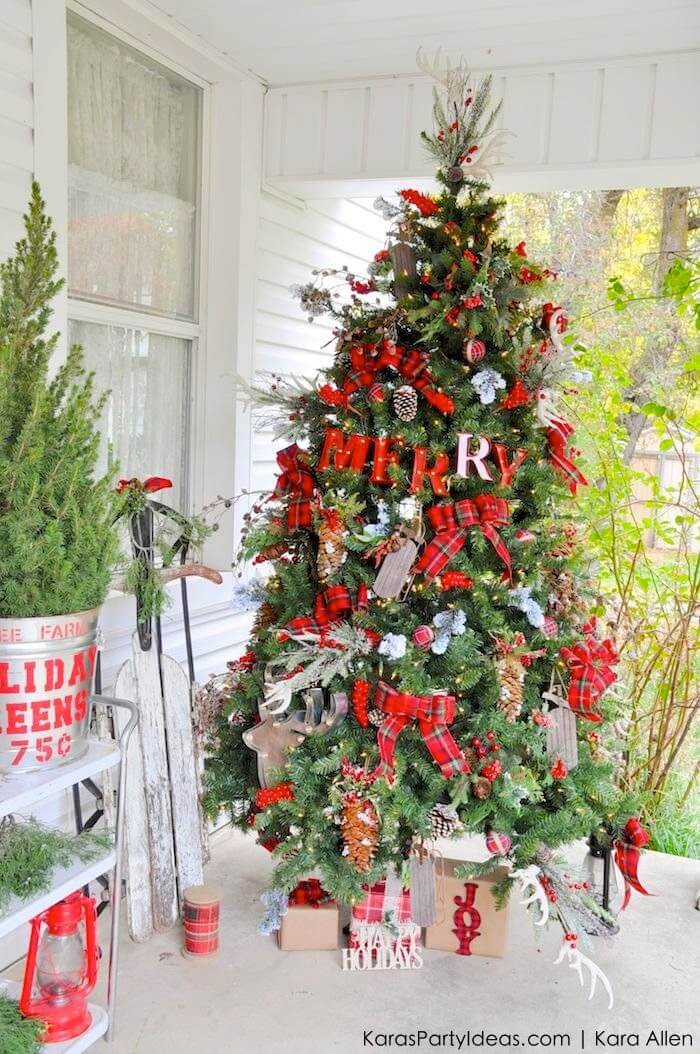 Festively Rustic Outdoor Christmas Tree Design