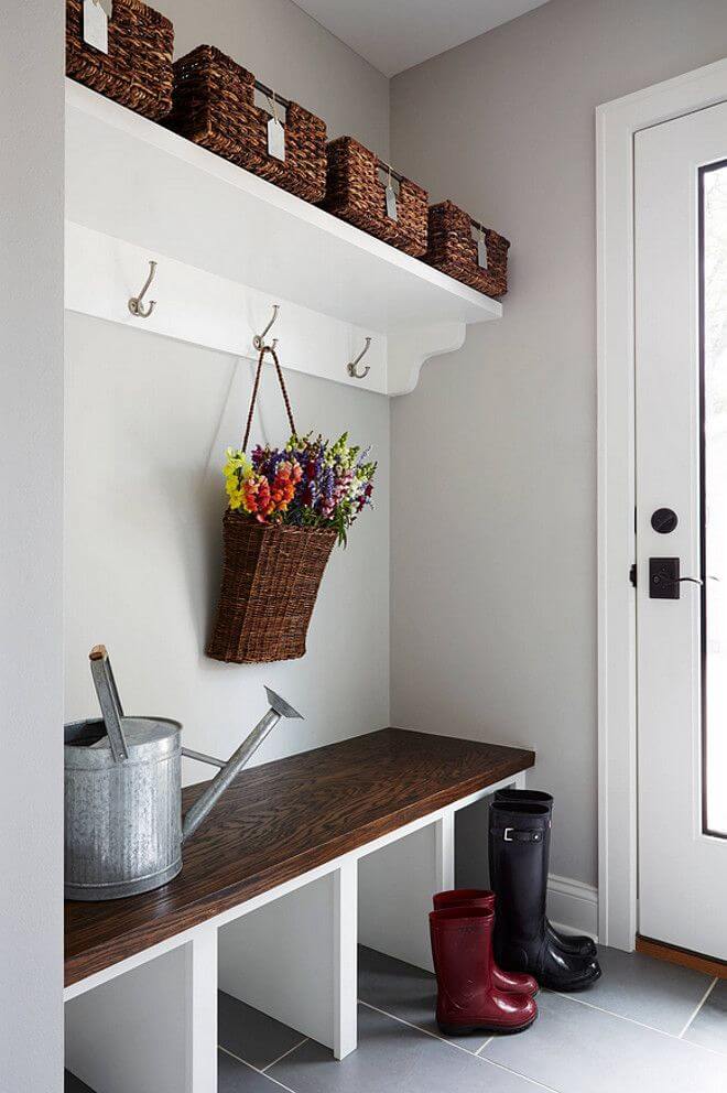 Contemporary and Simple Mudroom Décor