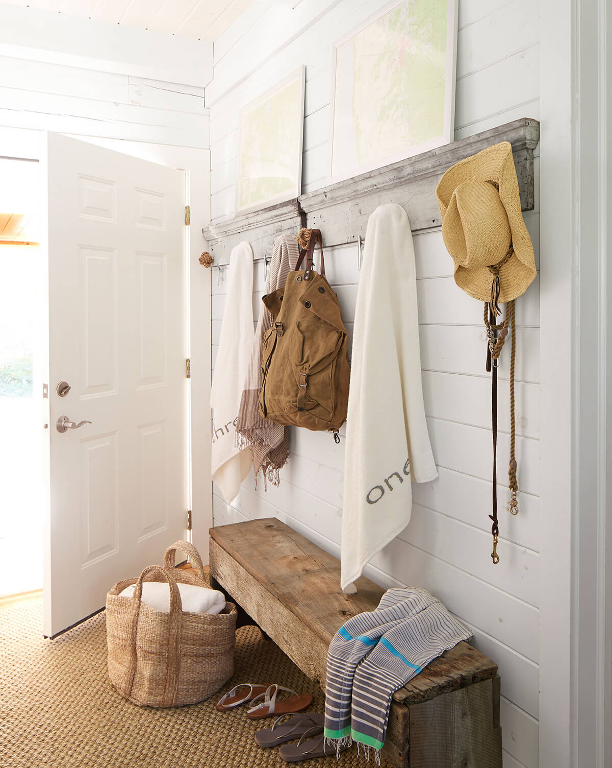 Simple And Inexpensive Mudroom Design