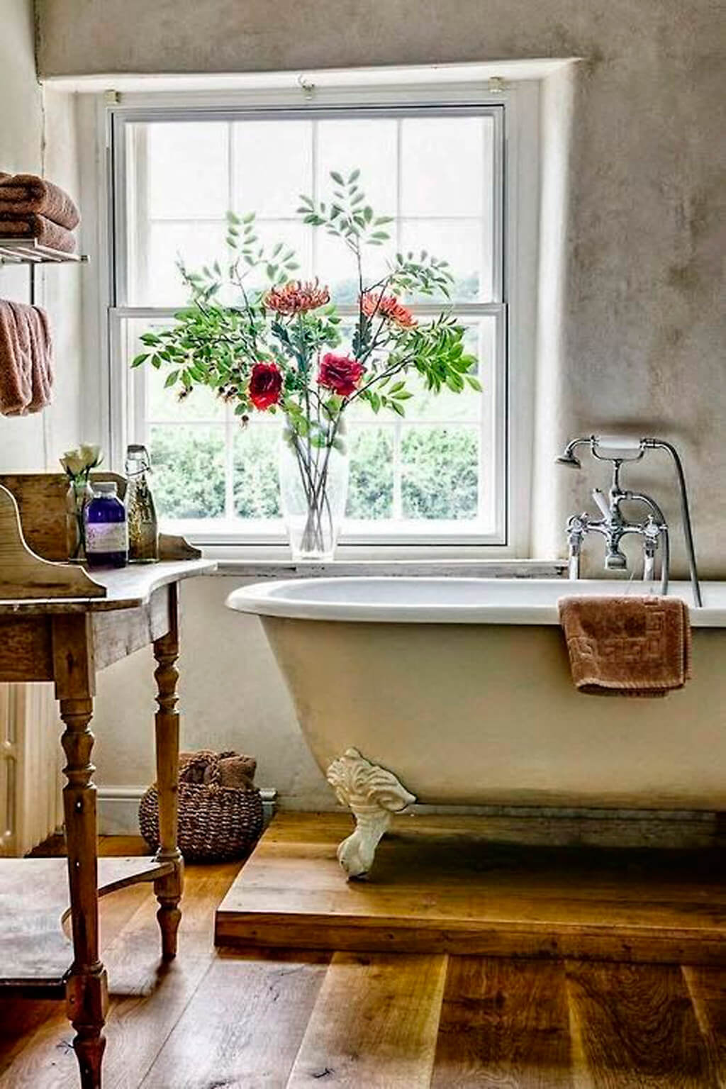 Farmhouse Bathroom Décor with Elevated Bathtub