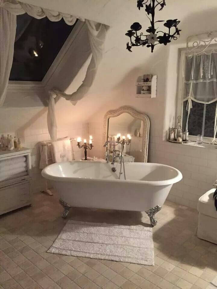 Shabby Chic Bathroom Décor with Clawfoot Tub