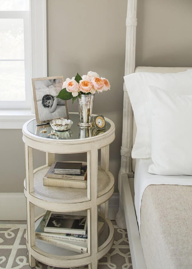 Rounded Victorian-styled Table for the Feminine Side