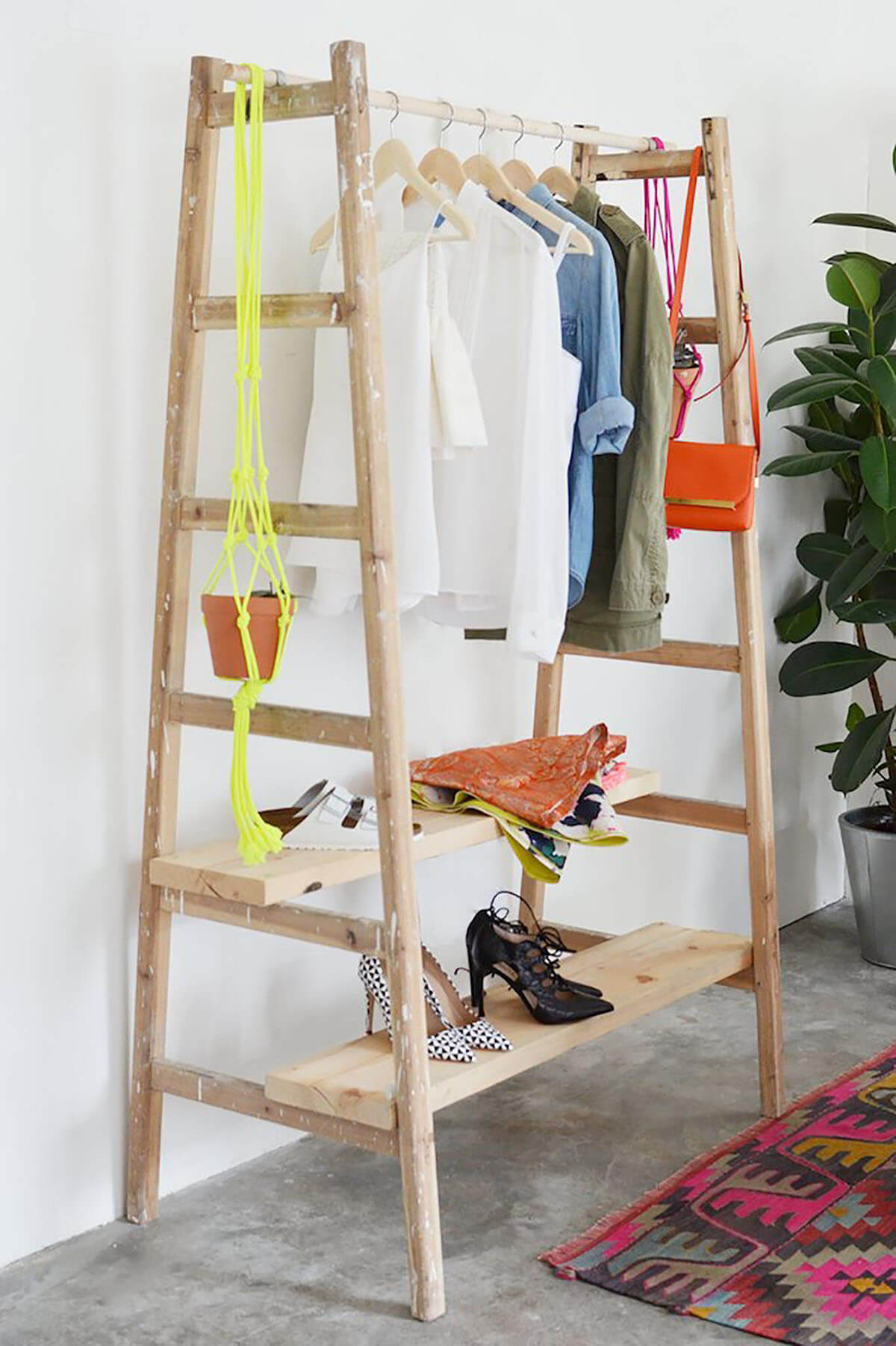 Repurposed Old Ladder Ideas for Guest Rooms