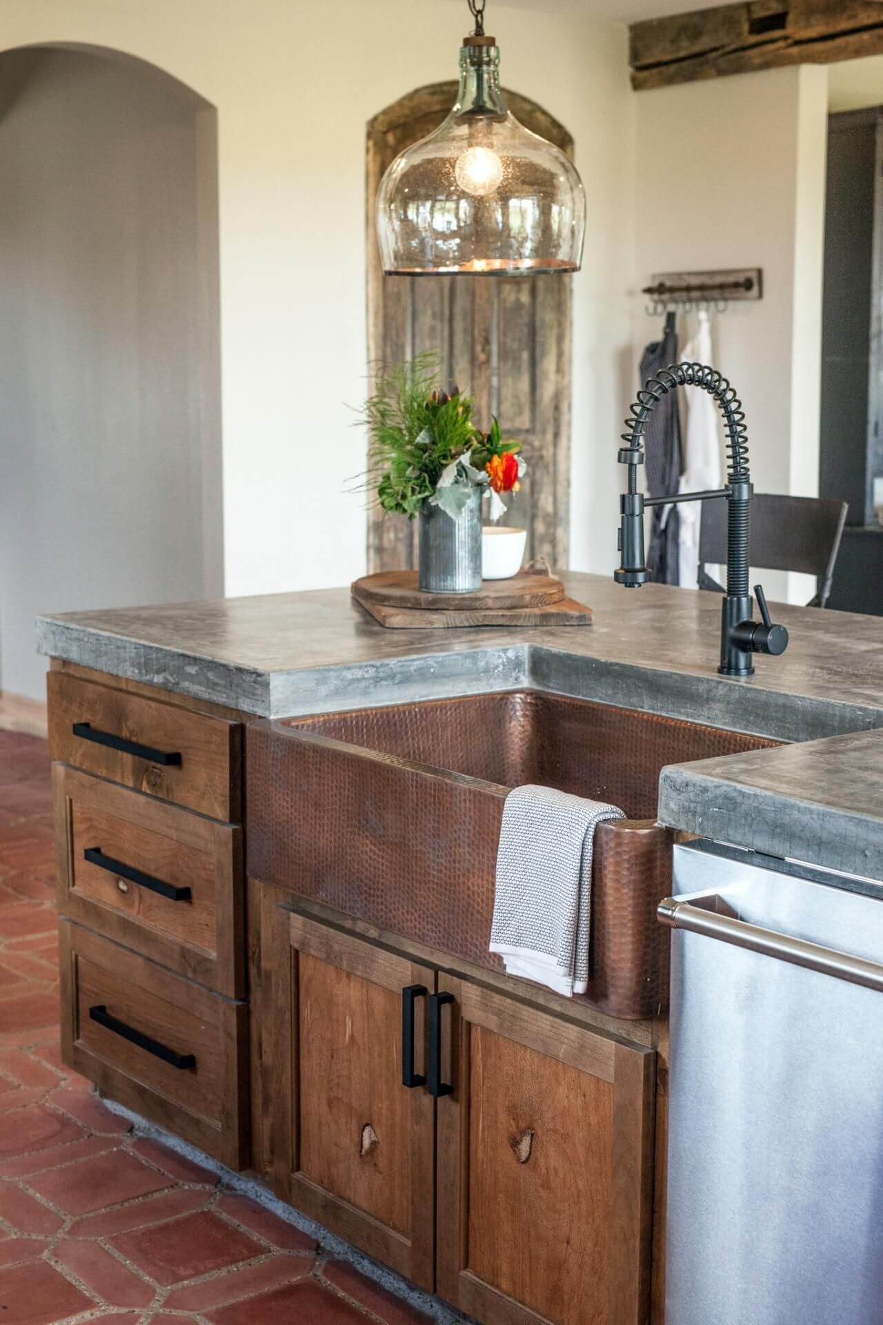 Oversized Farmhouse Sink with Sprayer Head