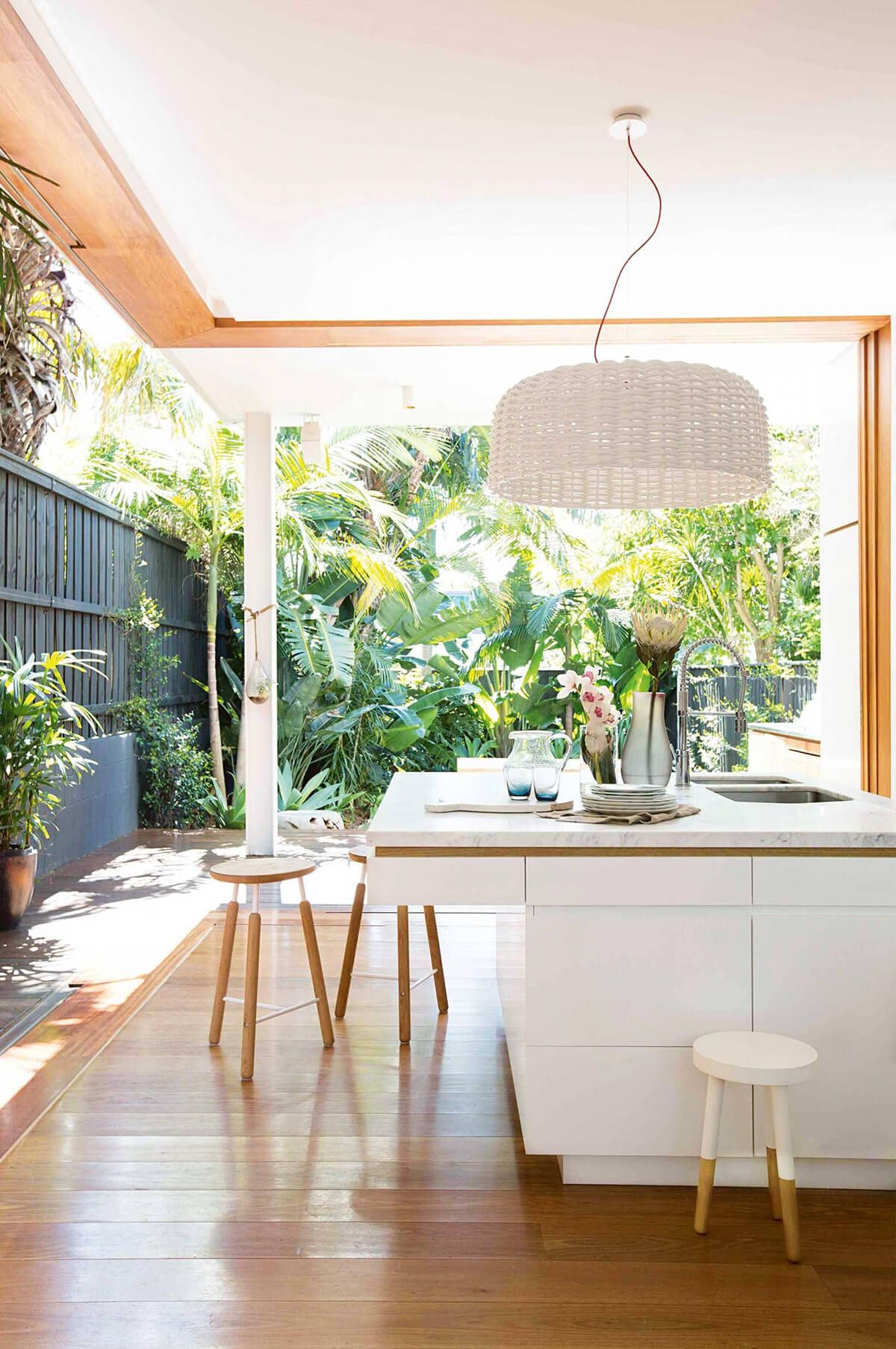 Tropical Style Decorating Idea for the Kitchen