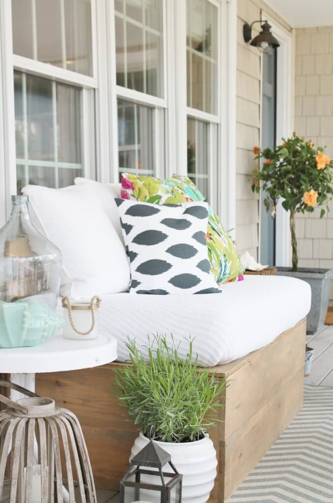 Relaxed Tropical Style for your Front Porch