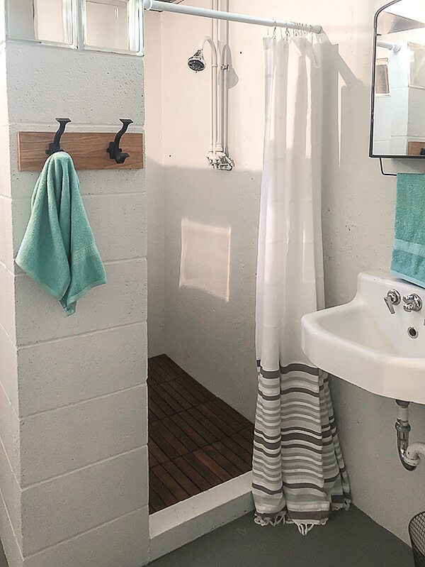 Simple Ways to Glam Up a Basic Bathroom