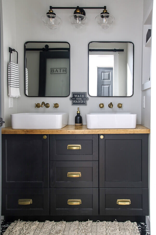 Unique Black and White Bathroom Decoration