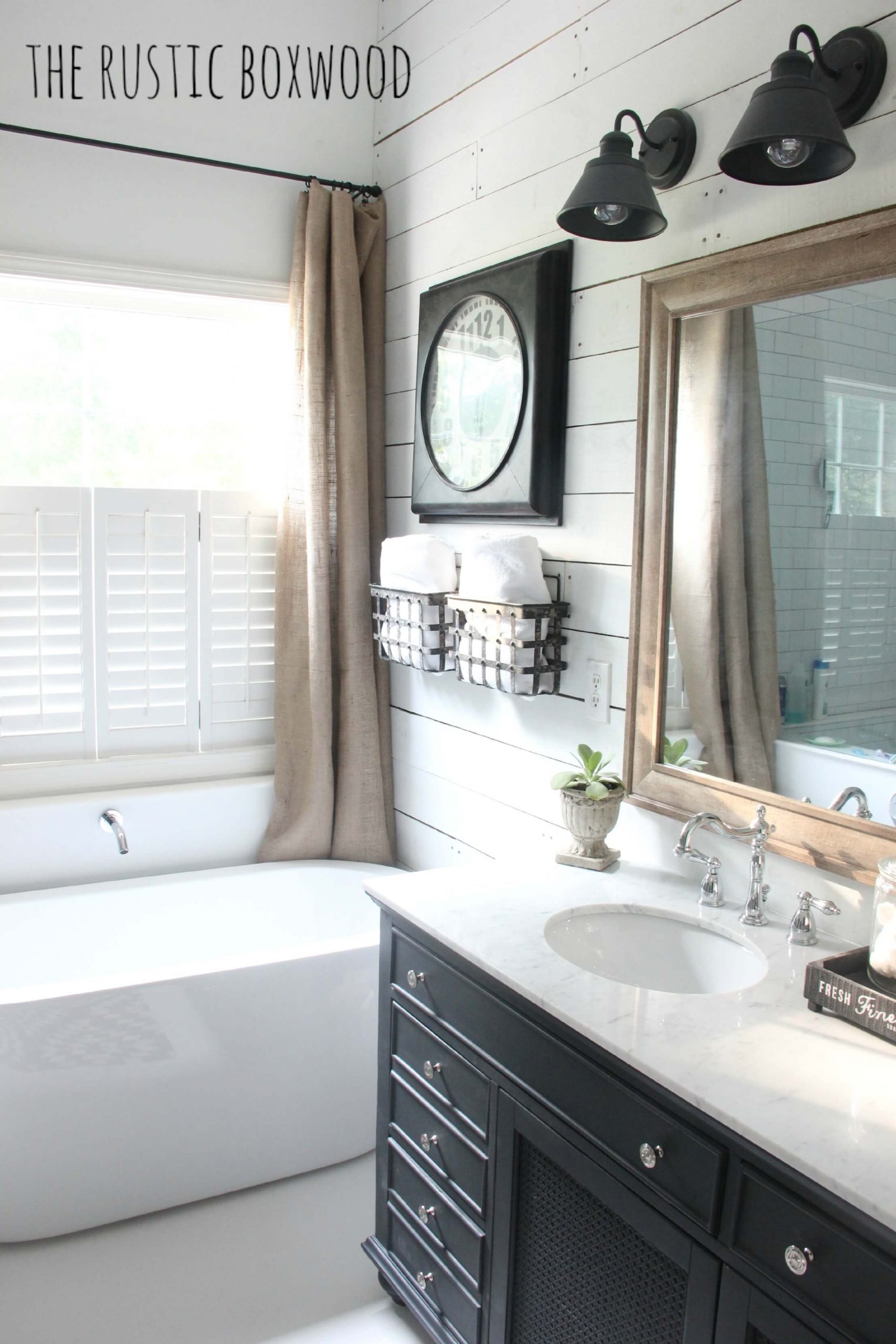 Black, White, and Gold Bathroom Décor