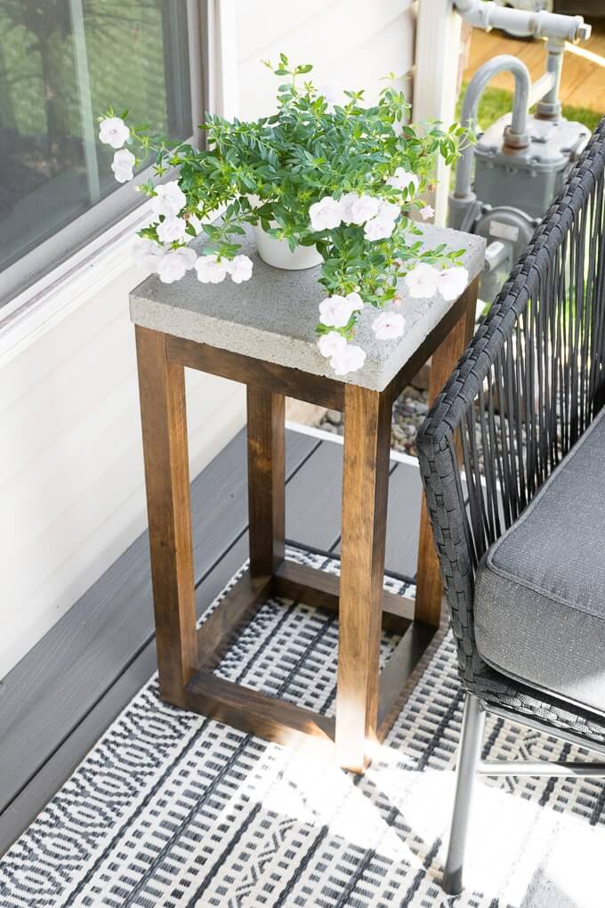 Build Your Own Outdoor Tables with Concrete Pavers