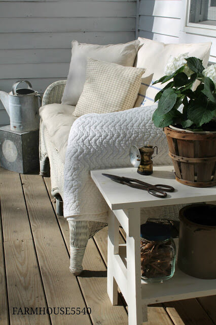 Cozy Farmhouse Bench Creates Comfort