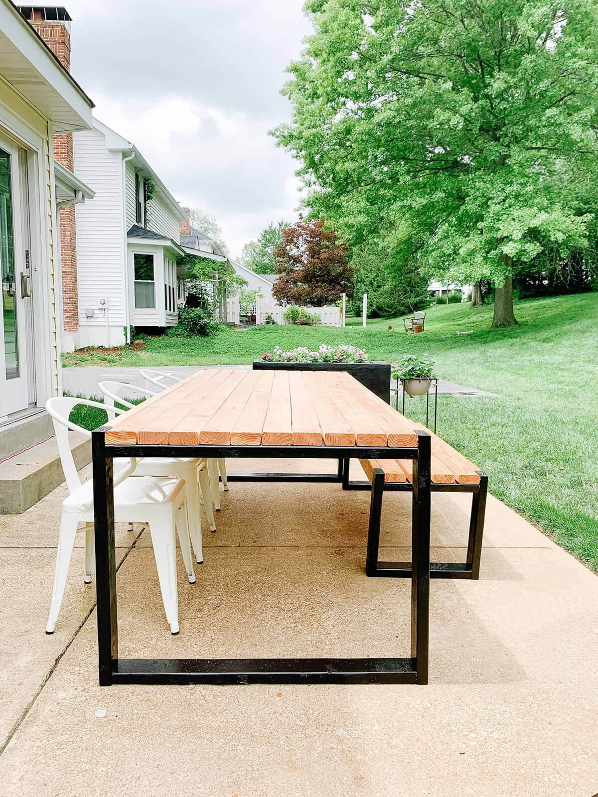 DIY Dining Table on the Patio