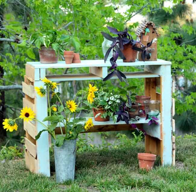 Pretty Painted Pallet Outdoor Garden Center