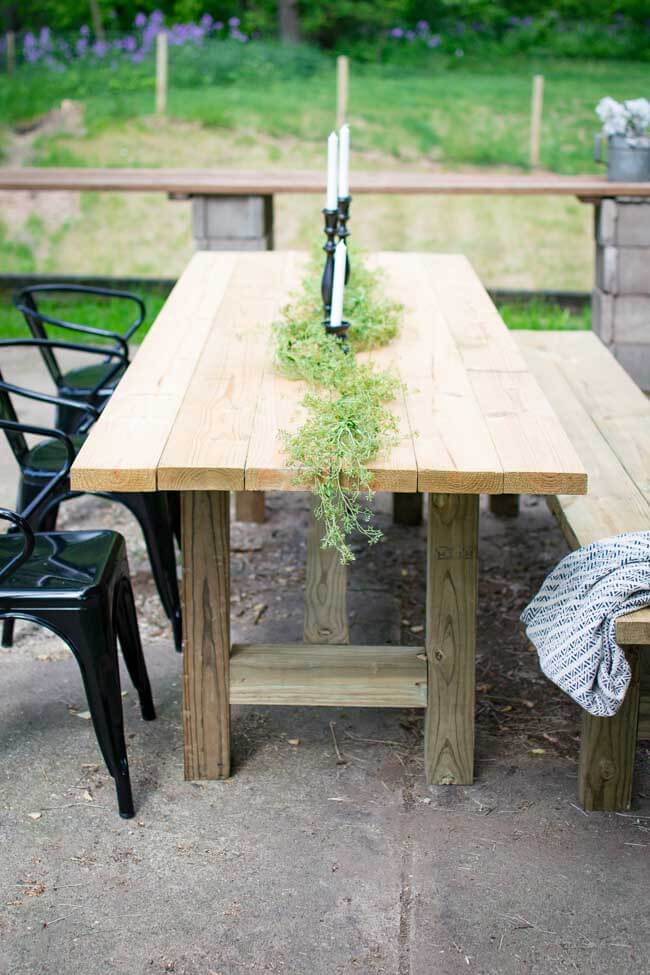 DIY Outdoor Farmhouse Patio Table