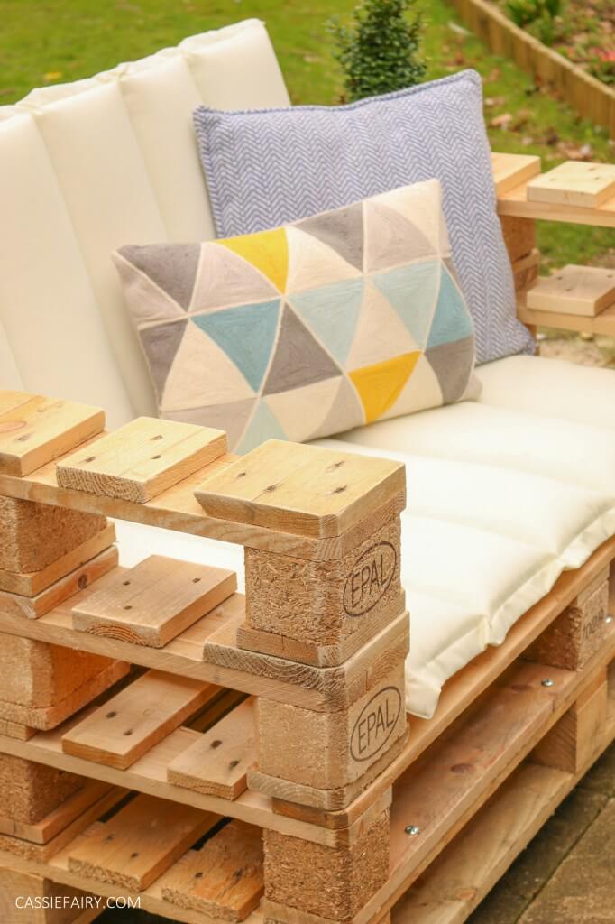 Simple and Savvy Cushioned Pallet Seat