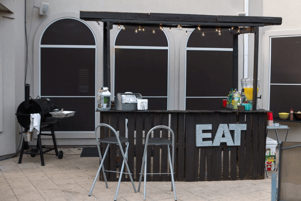 Plenty of Pallets Outdoor Tiki Bar