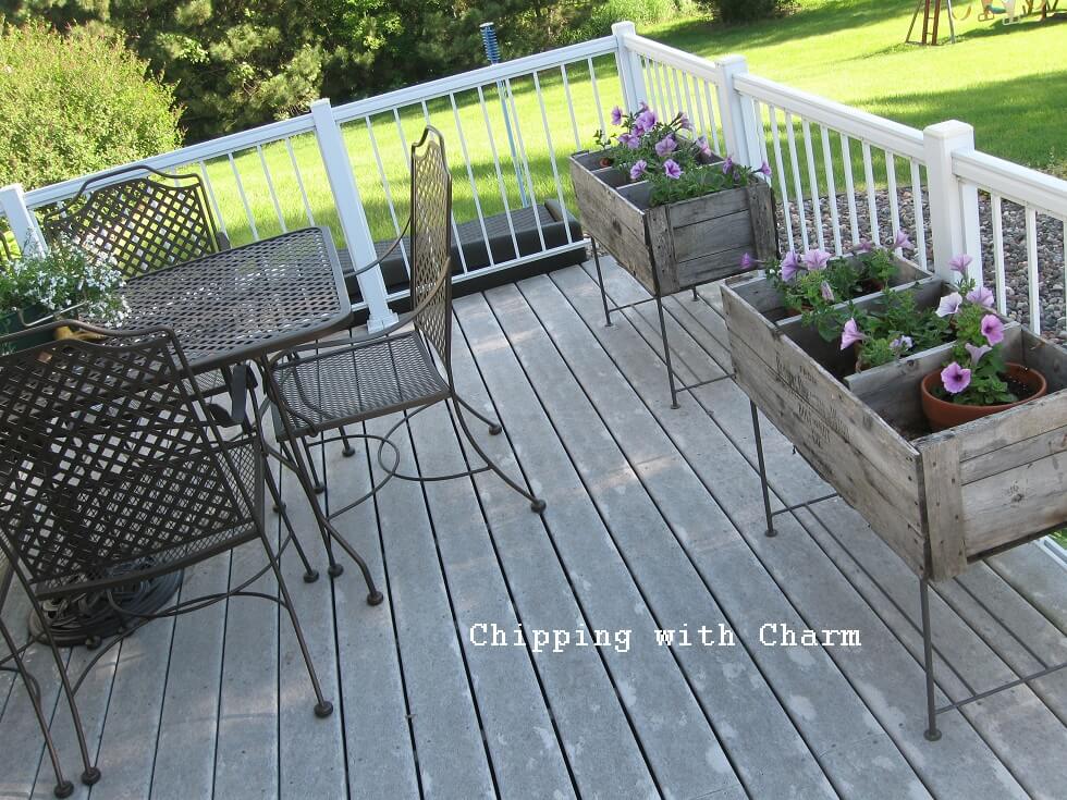 Vintage Rustic Backyard Wood Deck Décor