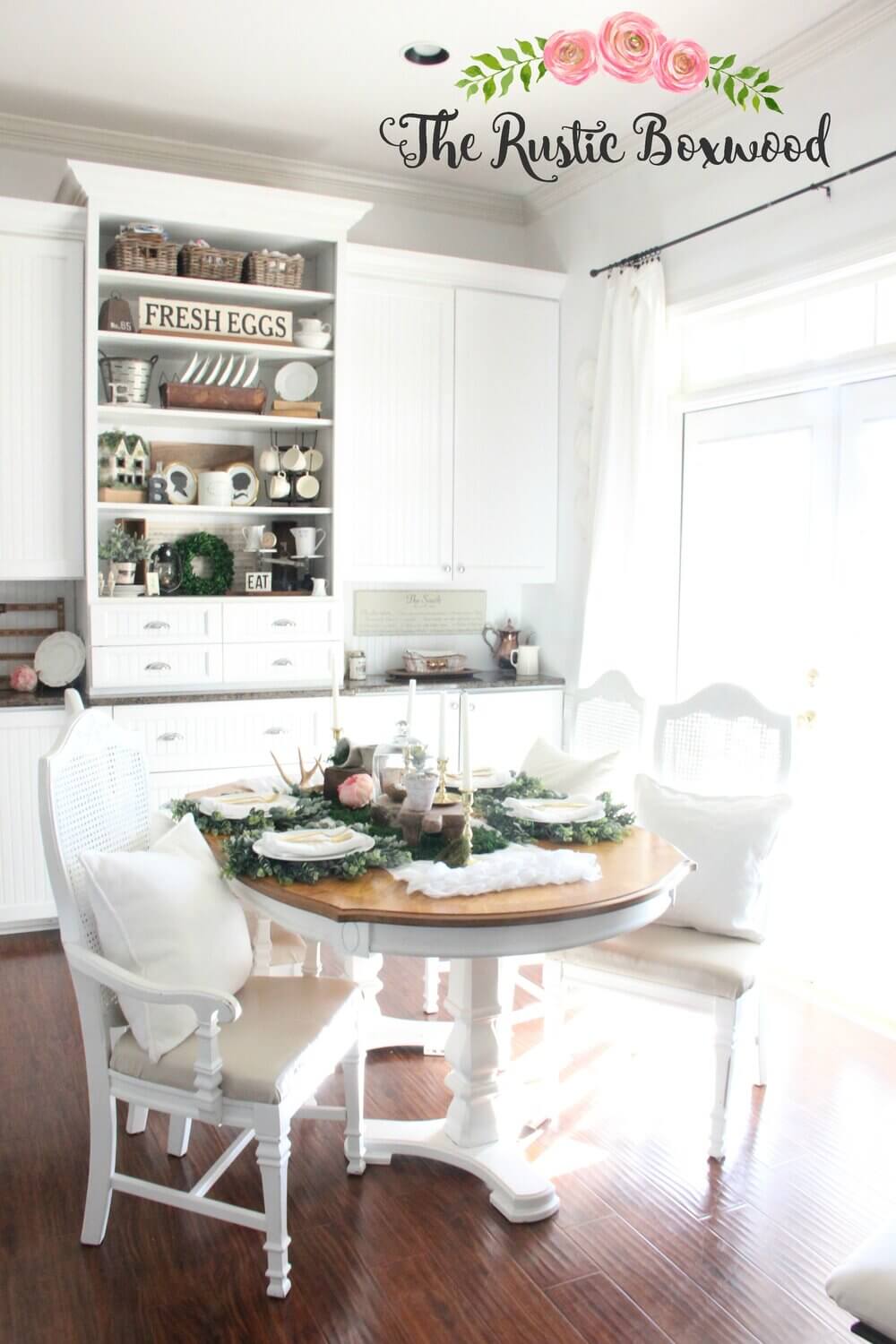 Traditional Table in White Base and Chairs