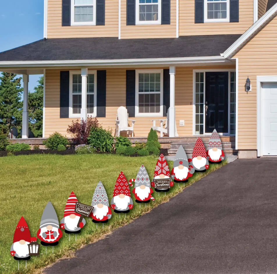 10 Festive Gnome Yard Decorations